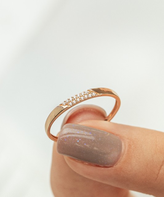 Gold ring with zircons