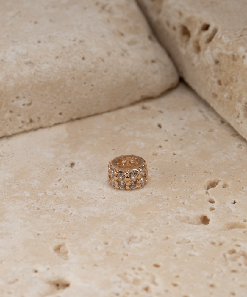 Gold pendant with zircons