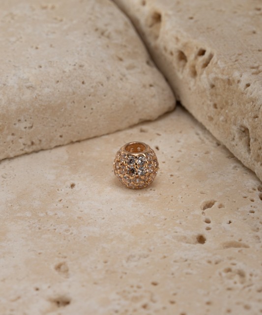 Gold pendant with zircons