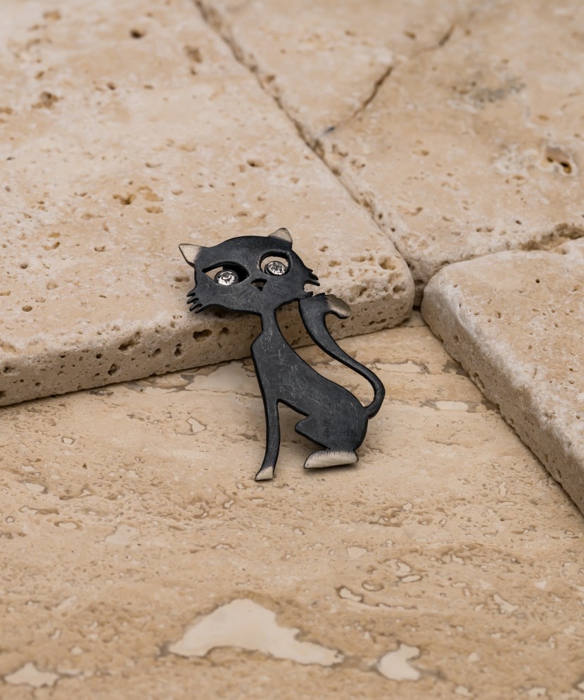 Hopeinen rintaneula kristalleilla "Kissa"