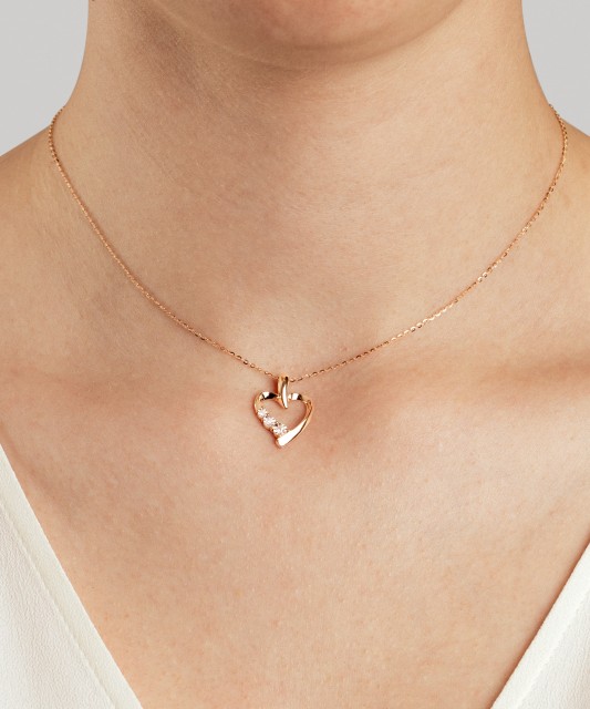 Gold pendant with diamonds "heart"