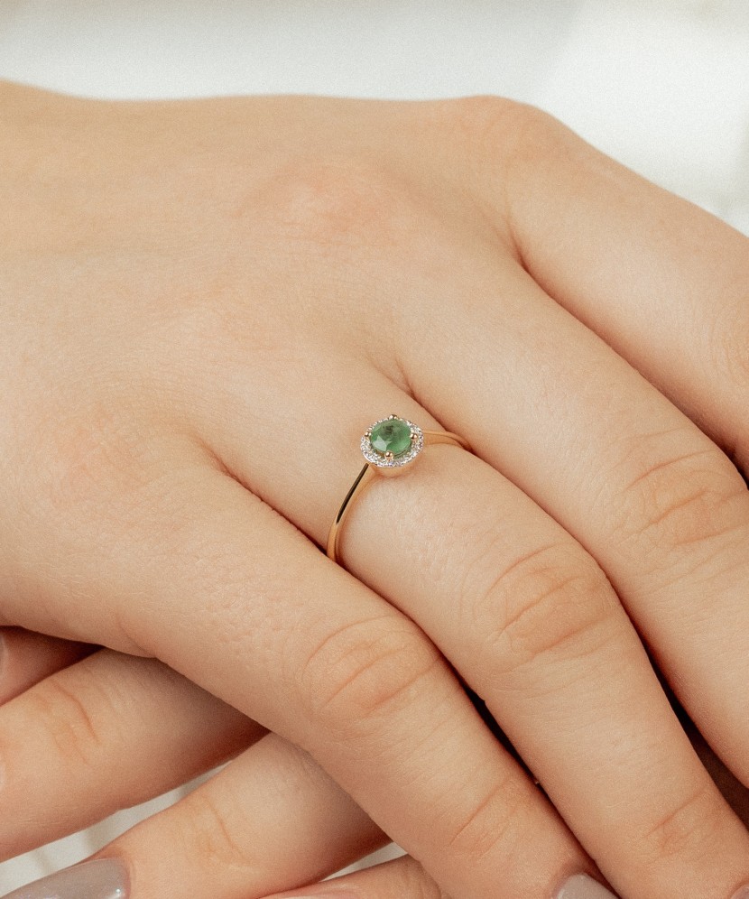 Keltakultainen sormus smaragdeilla ja timanteilla