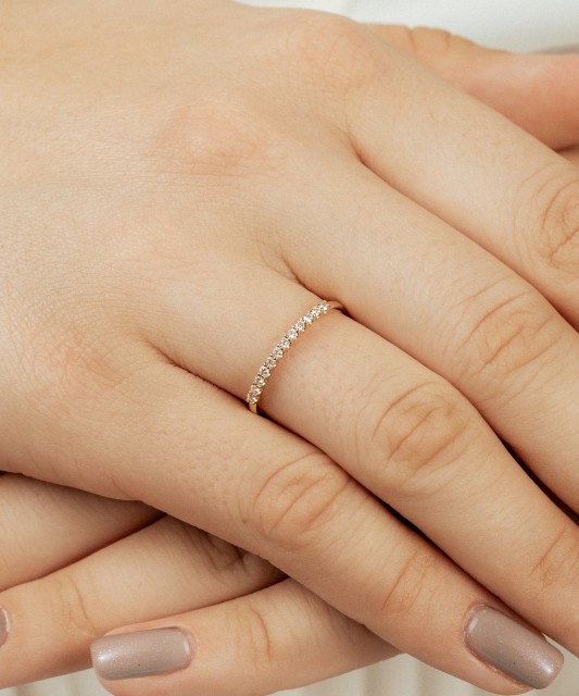 Keltainen kultasormus timanteilla