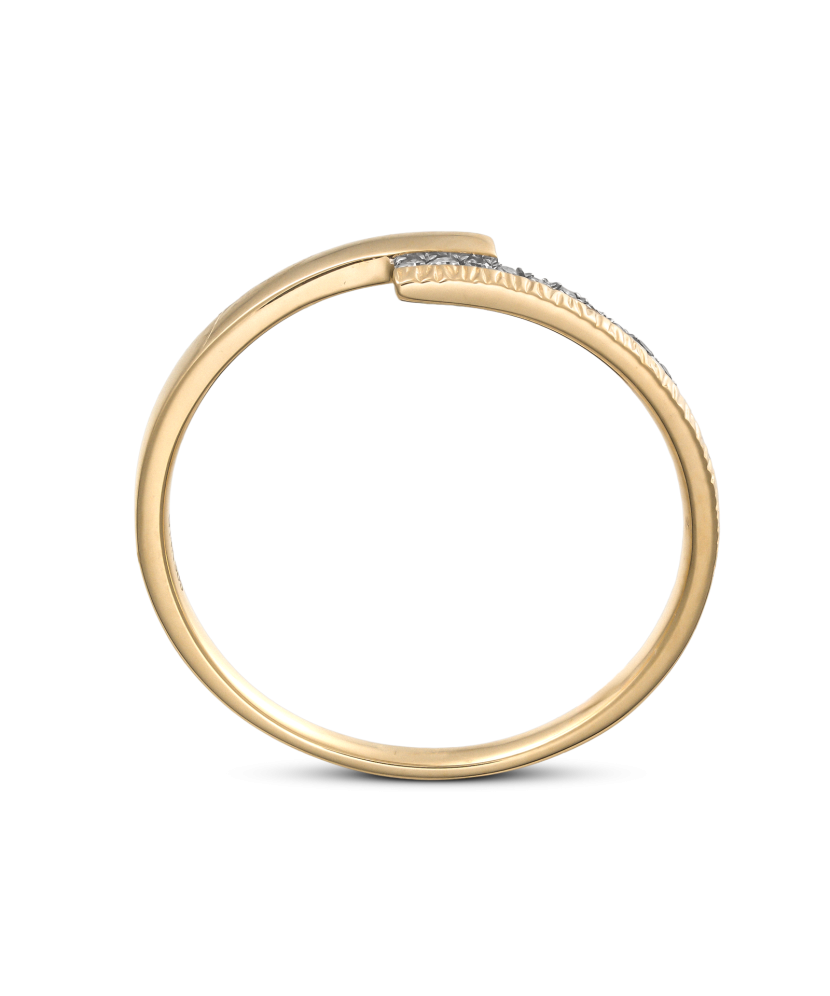 Keltainen kultasormus timanteilla