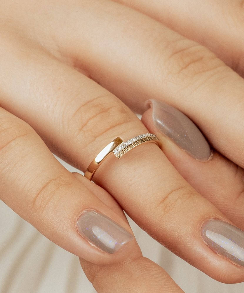 Keltainen kultasormus timanteilla