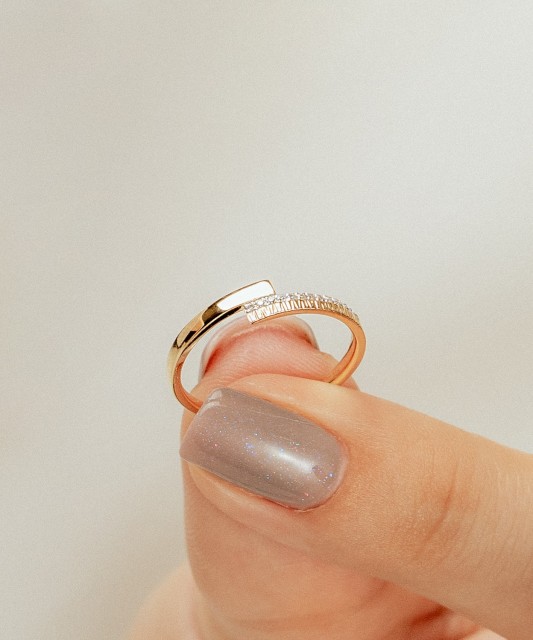 Keltainen kultasormus timanteilla