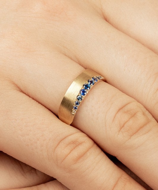 Yellow gold ring with sapphires and diamonds