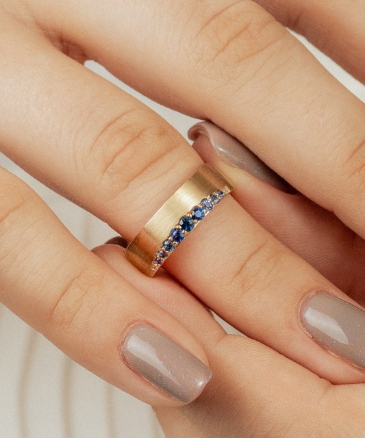 Keltakultainen sormus safiireilla ja timanteilla