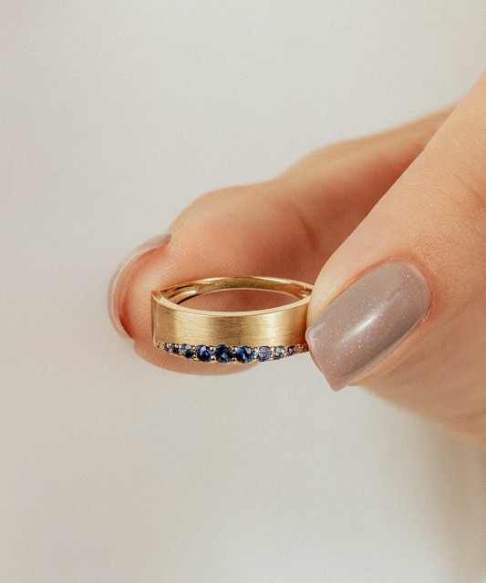 Yellow gold ring with sapphires