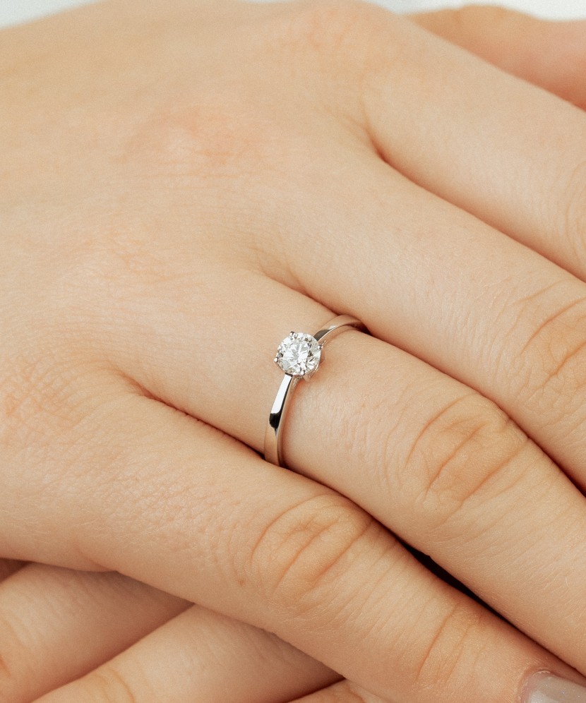 White gold ring with diamonds (0.50ct)