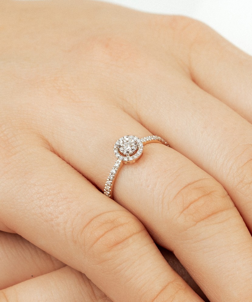 Kultasormus timanteilla