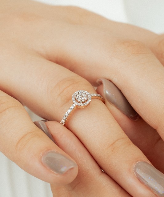 Gold ring with diamonds