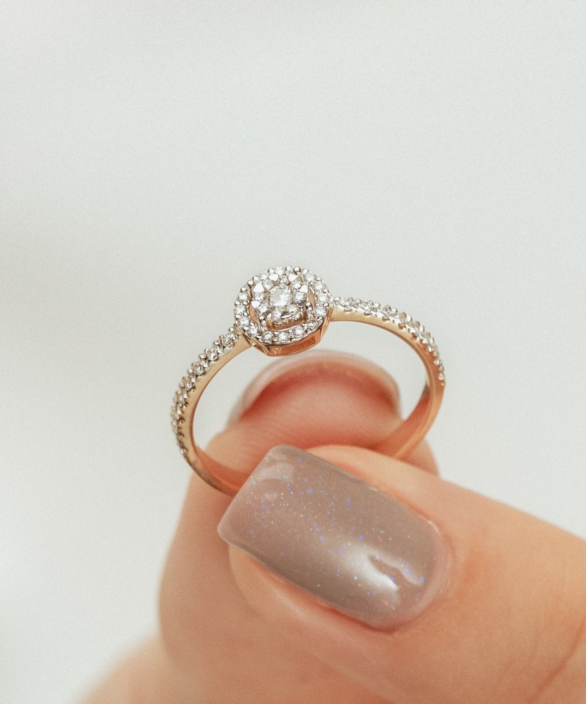 Gold ring with diamonds