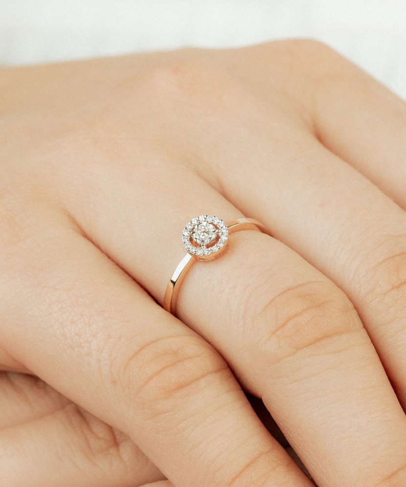 Gold ring with diamonds