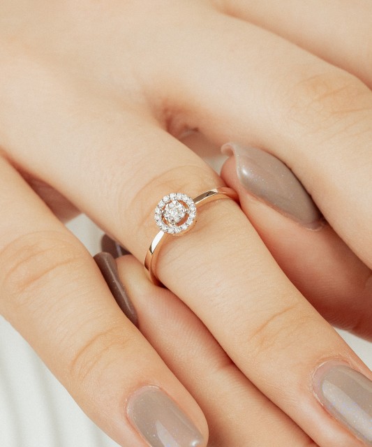 Gold ring with diamonds