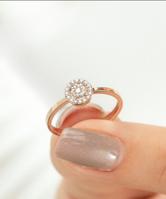 Gold ring with diamonds