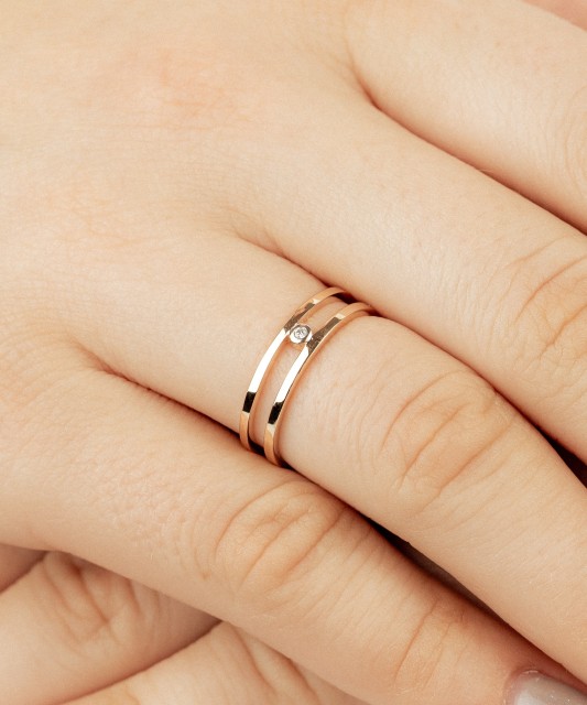 Gold ring with diamonds