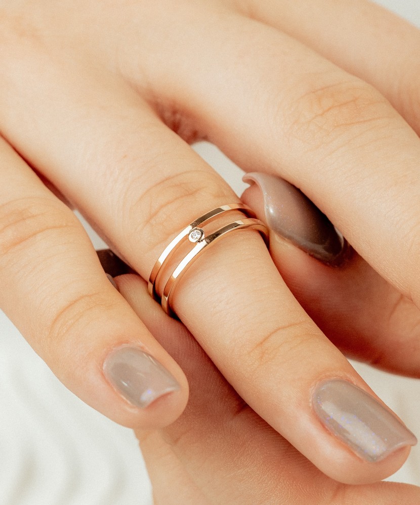 Kultasormus timantilla