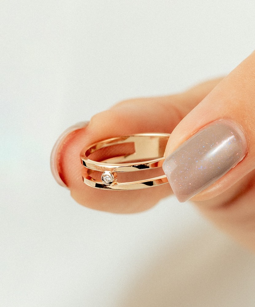 Gold ring with diamonds