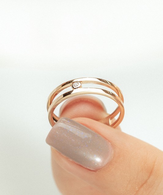 Gold ring with diamonds