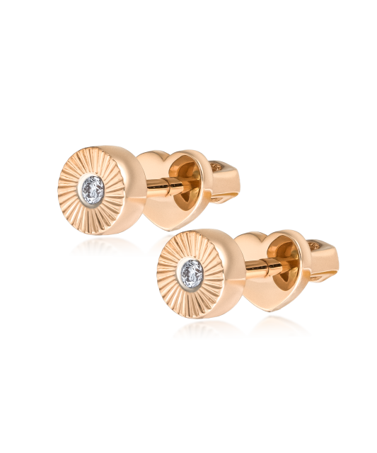 Kultaiset korvakorut timanteilla