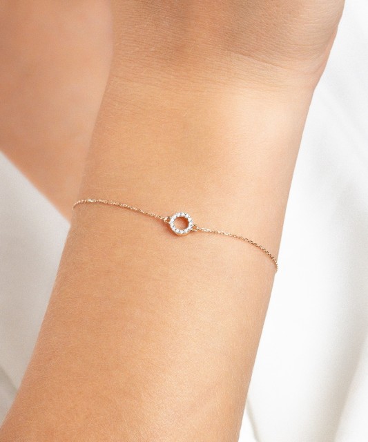 Kultainen rannekoru timanteilla