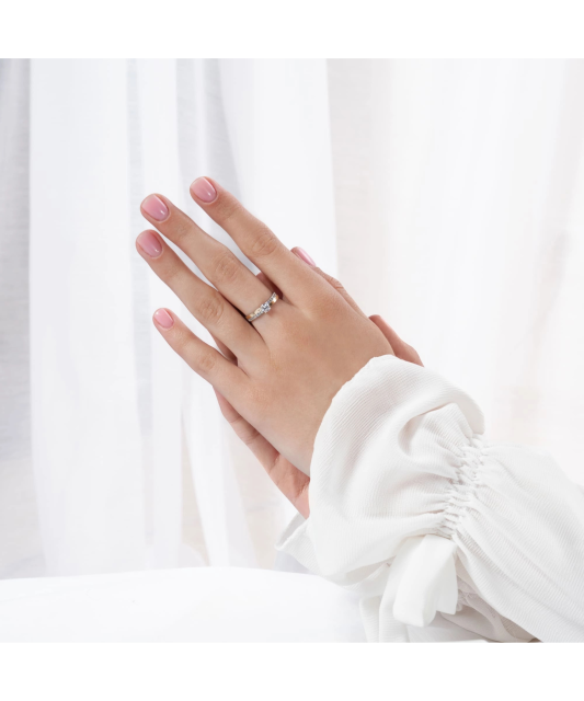 Hopeasormus kullalla peitetty zirkoneilla