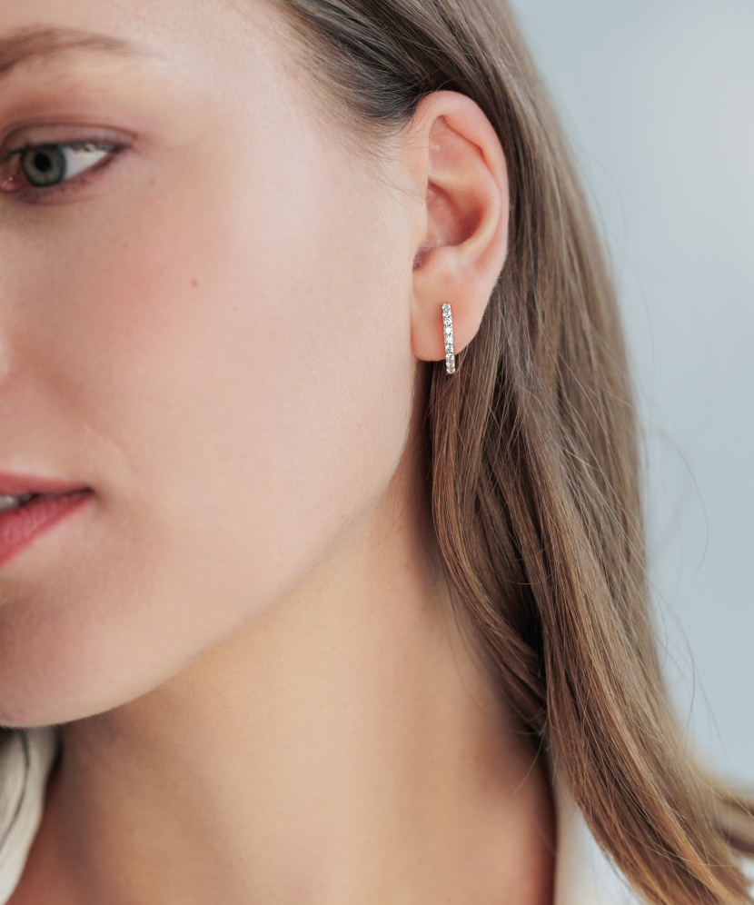 Kultaahopeiset korvakorut helmillä ja zirkoneilla