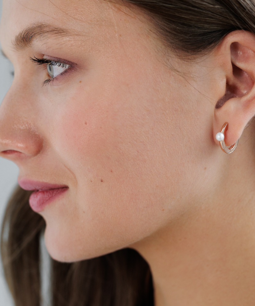 Kultaahopeiset korvakorut helmillä ja zirkoneilla