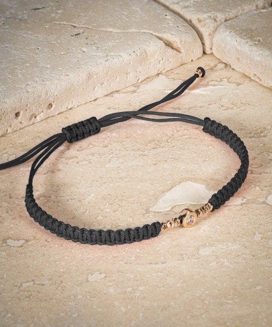 Musta lanka Rannekoru Kultaisella riipuksella