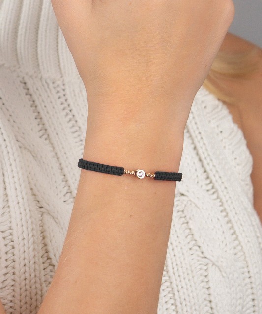 Musta lanka Rannekoru Kultaisella riipuksella