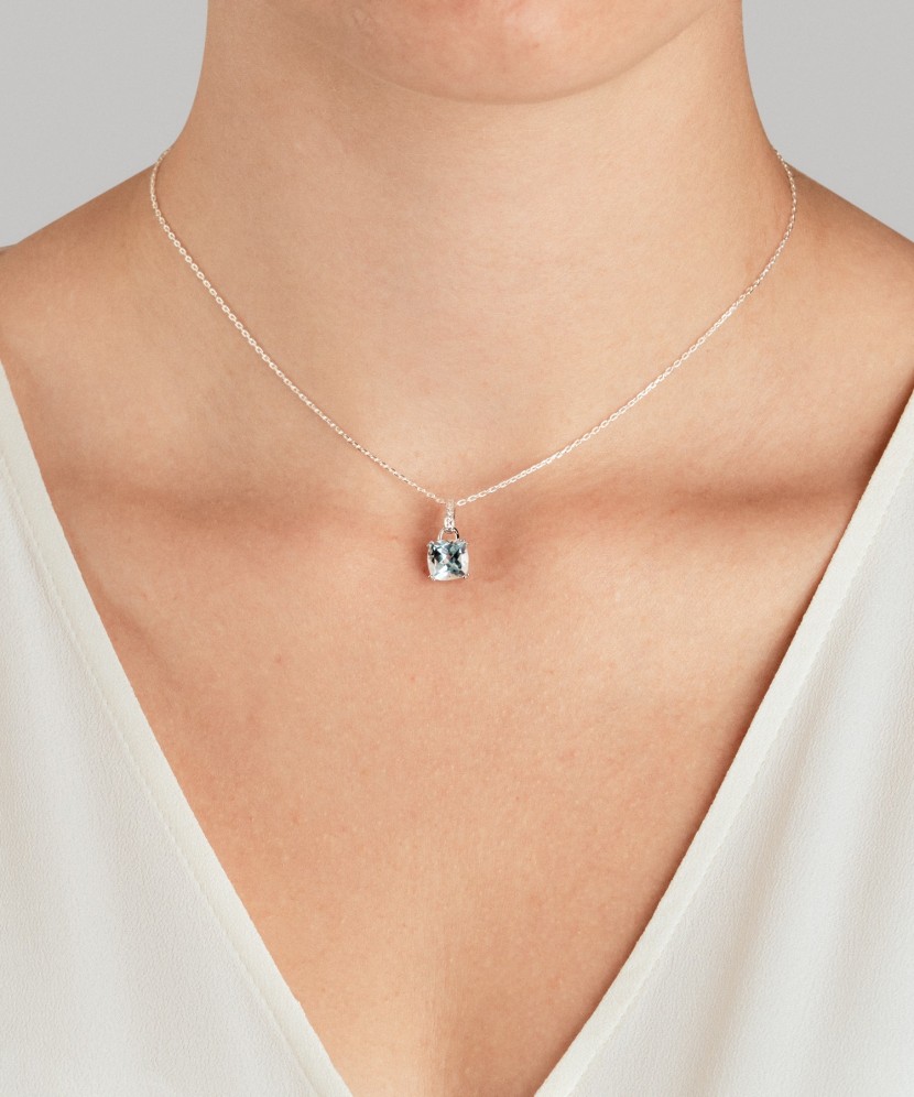 White gold pendant with topaz and diamonds