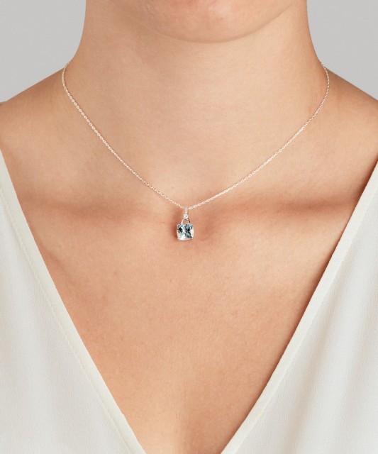 White gold pendant with topaz and diamonds