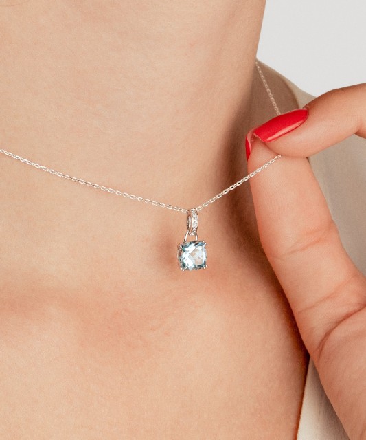 White gold pendant with topaz and diamonds