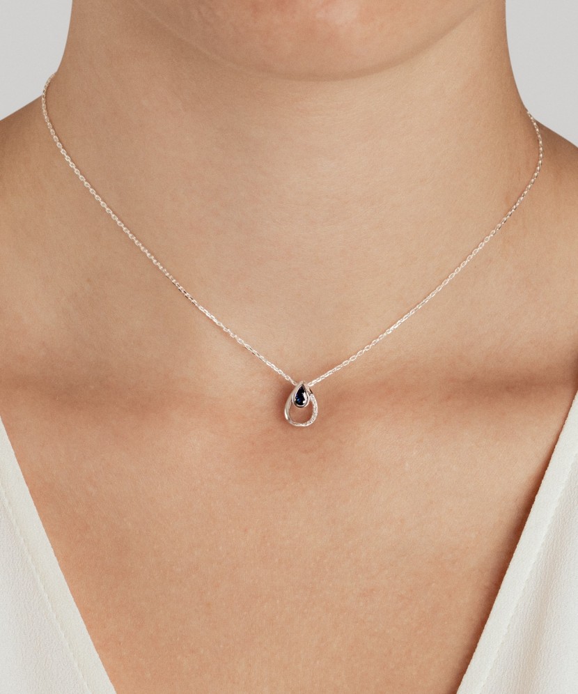 White gold pendant with sapphire and diamonds