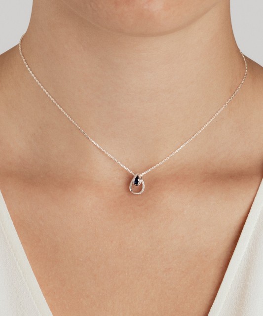 White gold pendant with sapphire and diamonds