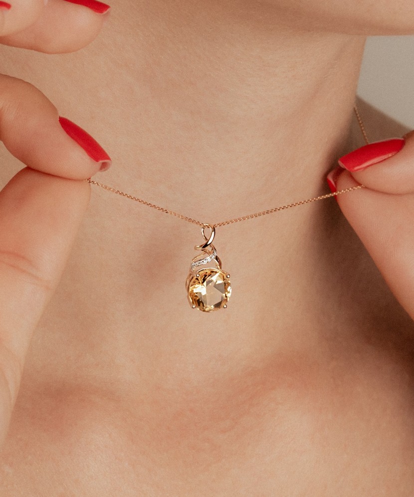 Yellow gold pendant with citrine and diamonds
