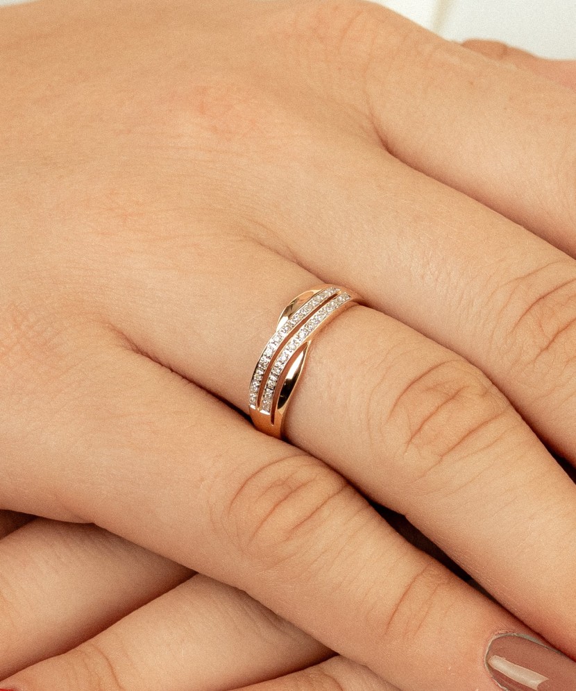 Gold ring with diamonds