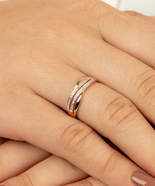 Gold ring with diamonds