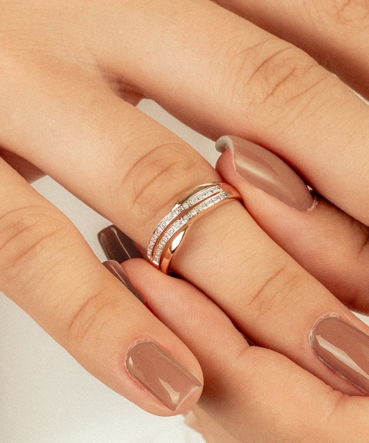 Gold ring with diamonds