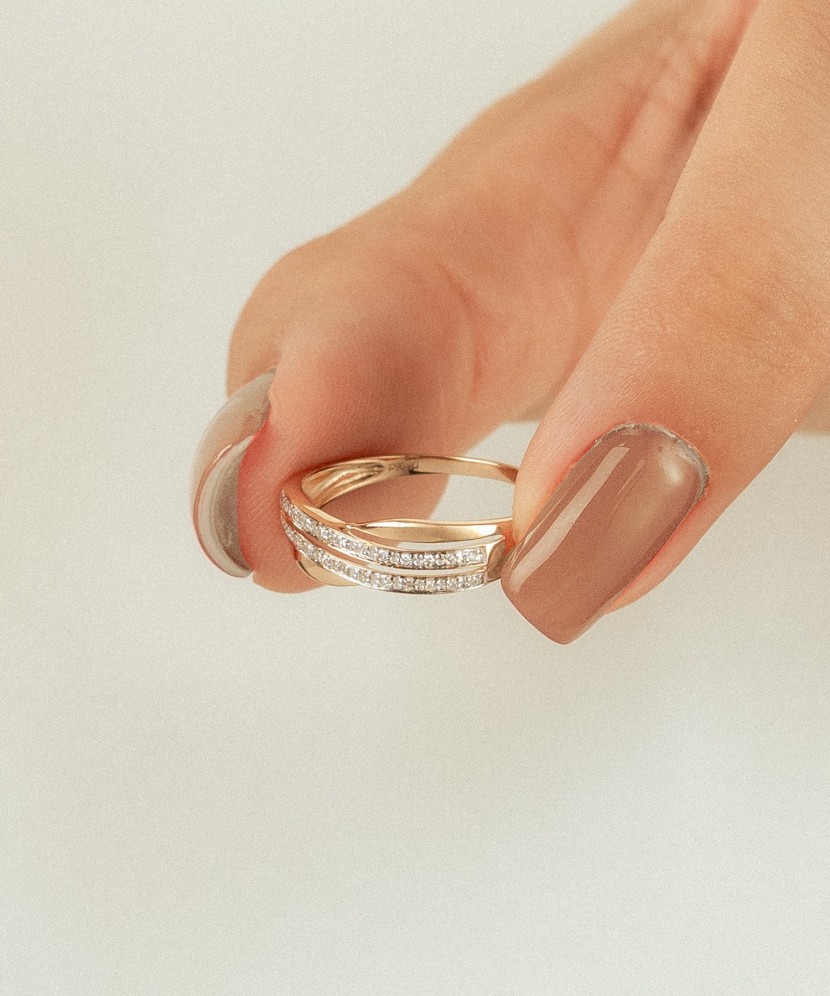 Gold ring with diamonds