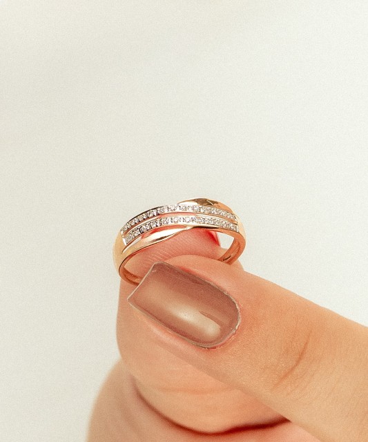 Gold ring with diamonds
