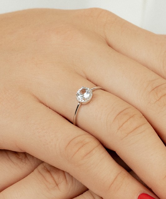 Valkokultasormus topaasilla ja timantteja