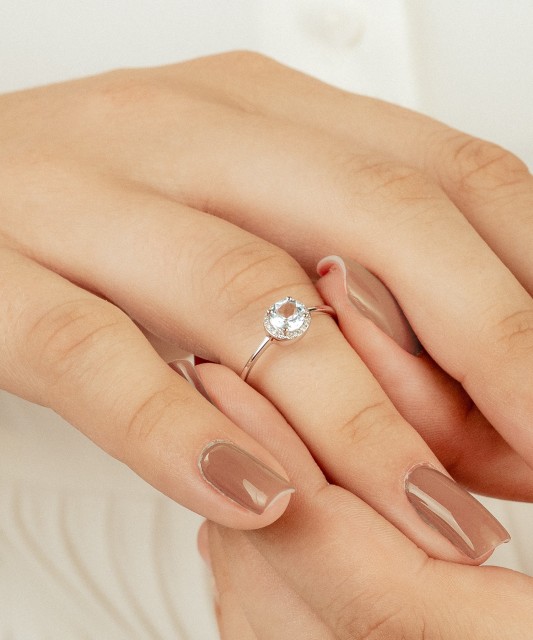 White Gold ring with diamonds and topaz