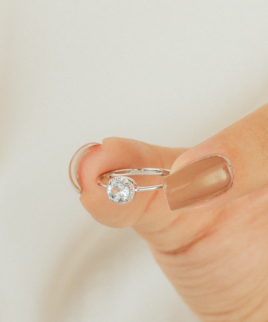 White Gold ring with diamonds and topaz