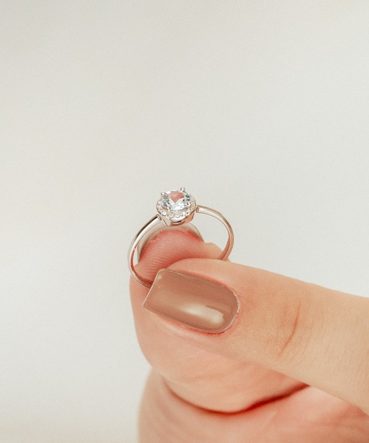 Valkokultasormus topaasilla ja timantteja