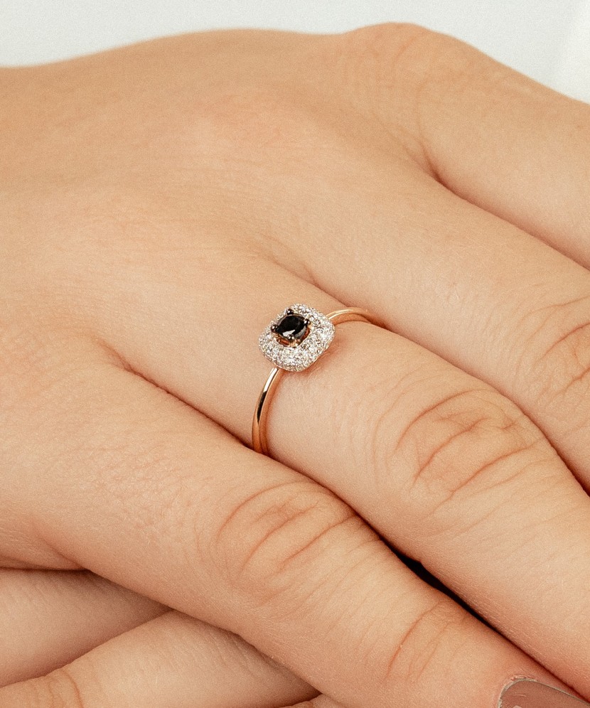 Kultasormus safiirilla ja timantteja