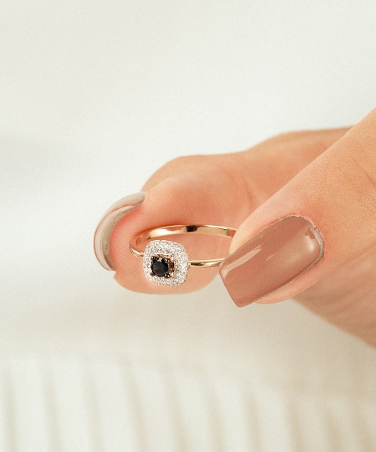 Gold ring with sapphire and diamonds