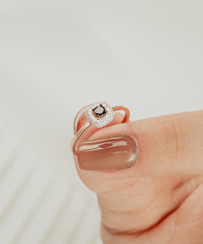 Kultasormus safiirilla ja timantteja