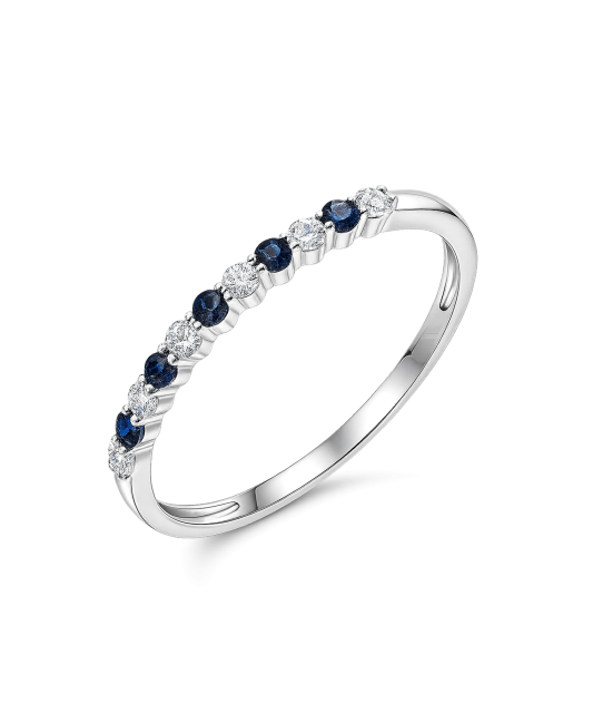 White gold ring with sapphire and diamonds